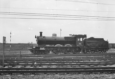 151479 Afbeelding van de stoomlocomotief nr. 3737 (serie 3700/3800) van de N.S. op het emplacement te Roosendaal.